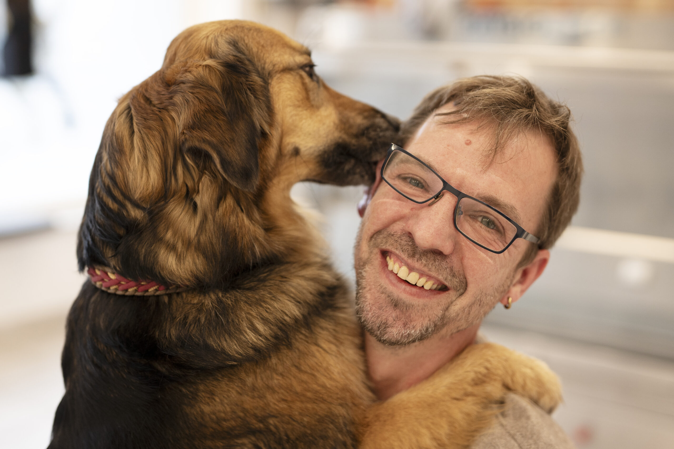 Dieter_Luetzel_mit_Huendin_Wanja Tierphysiotherapeut Dieter Lützel mit Hündin Wanja auf dem Arm